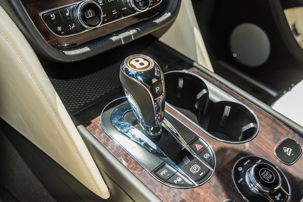 2019-BENTLEY-BENTAYGA-BLACKBEIGE (14)