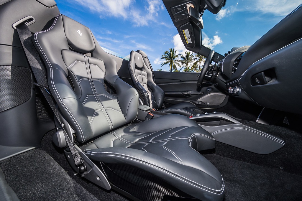 2019-FERRARI-488-CONVERTIBLE-WHITEBLACK (9)