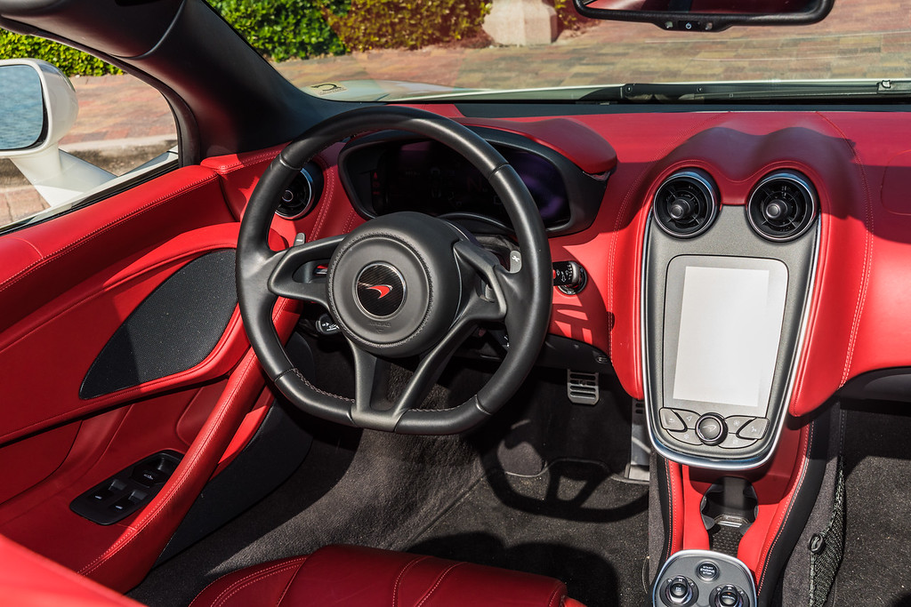 2019-MCLAREN 570S-CONVERTIBLE-WHITERED (15)