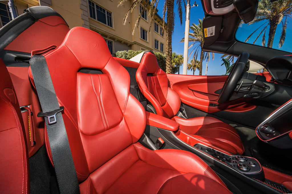 2019-MCLAREN 570S-CONVERTIBLE-WHITERED (20)