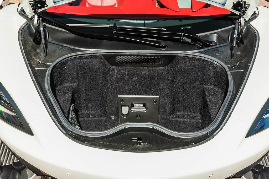 2019-MCLAREN 570S-CONVERTIBLE-WHITERED (23)