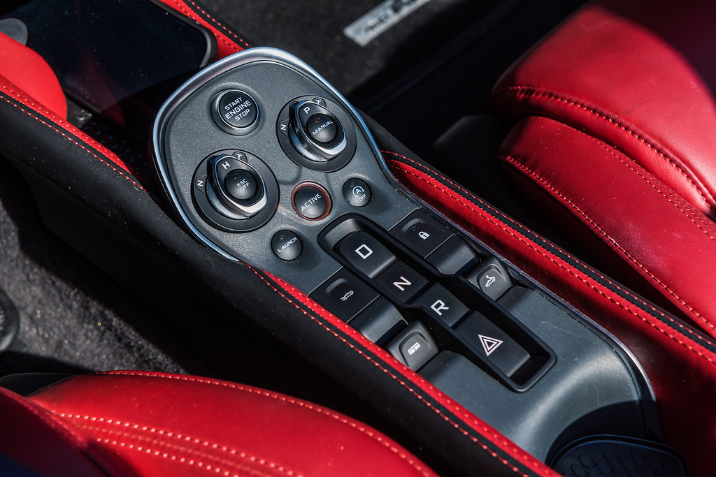 2019-MCLAREN 570S-CONVERTIBLE-WHITERED (32)