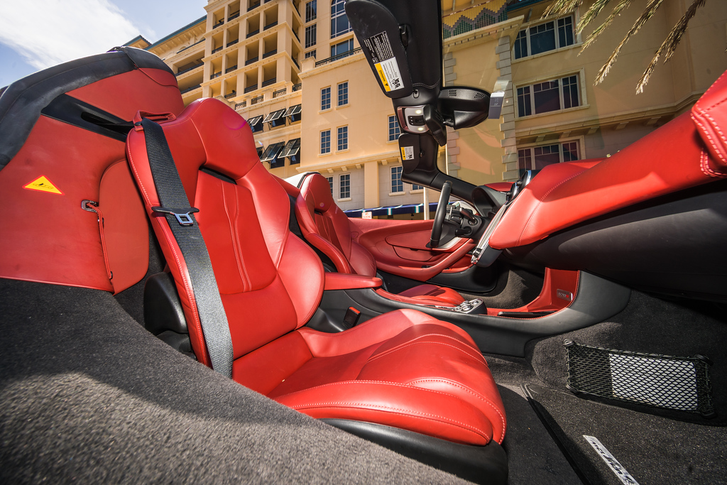 2019-MCLAREN 570S-CONVERTIBLE-WHITERED (38)