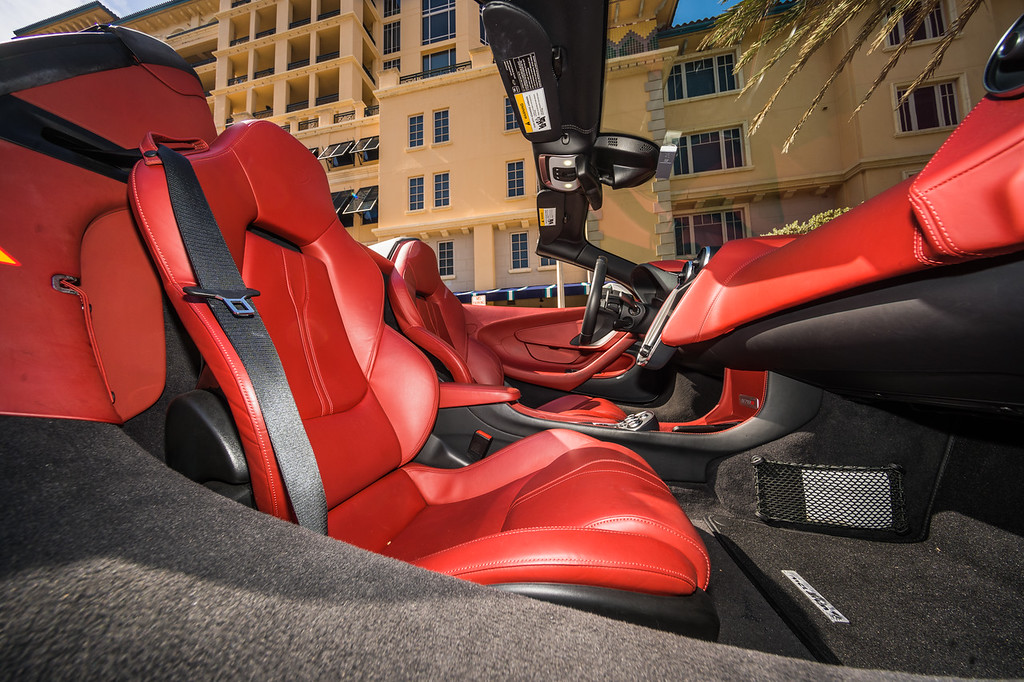 2019-MCLAREN 570S-CONVERTIBLE-WHITERED (39)