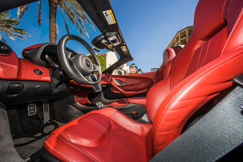 2019-MCLAREN 570S-CONVERTIBLE-WHITERED (40)