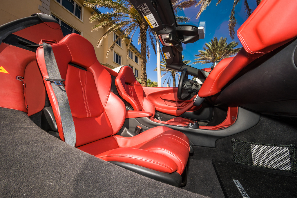 2019-MCLAREN 570S-CONVERTIBLE-WHITERED (41)