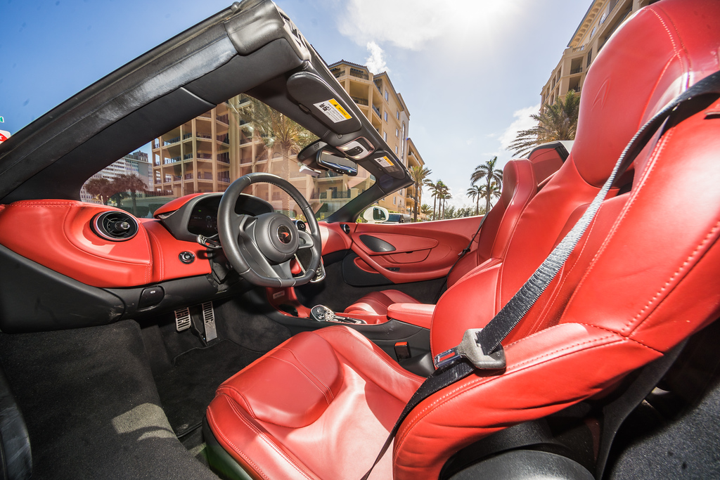2019-MCLAREN 570S-CONVERTIBLE-WHITERED (42)
