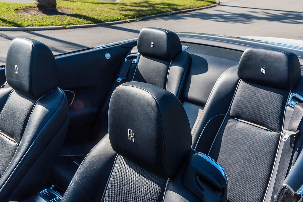 2019-ROLLS-ROYCE-DAWN-CONVERTIBLE-SILVERNAVYBLUE (1)