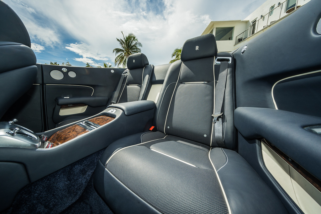 2019-ROLLS-ROYCE-DAWN-CONVERTIBLE-SILVERNAVYBLUE (10)