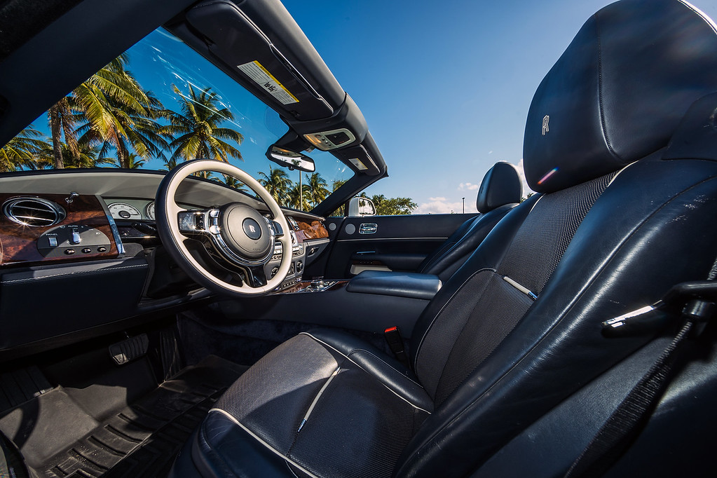 2019-ROLLS-ROYCE-DAWN-CONVERTIBLE-SILVERNAVYBLUE (2)