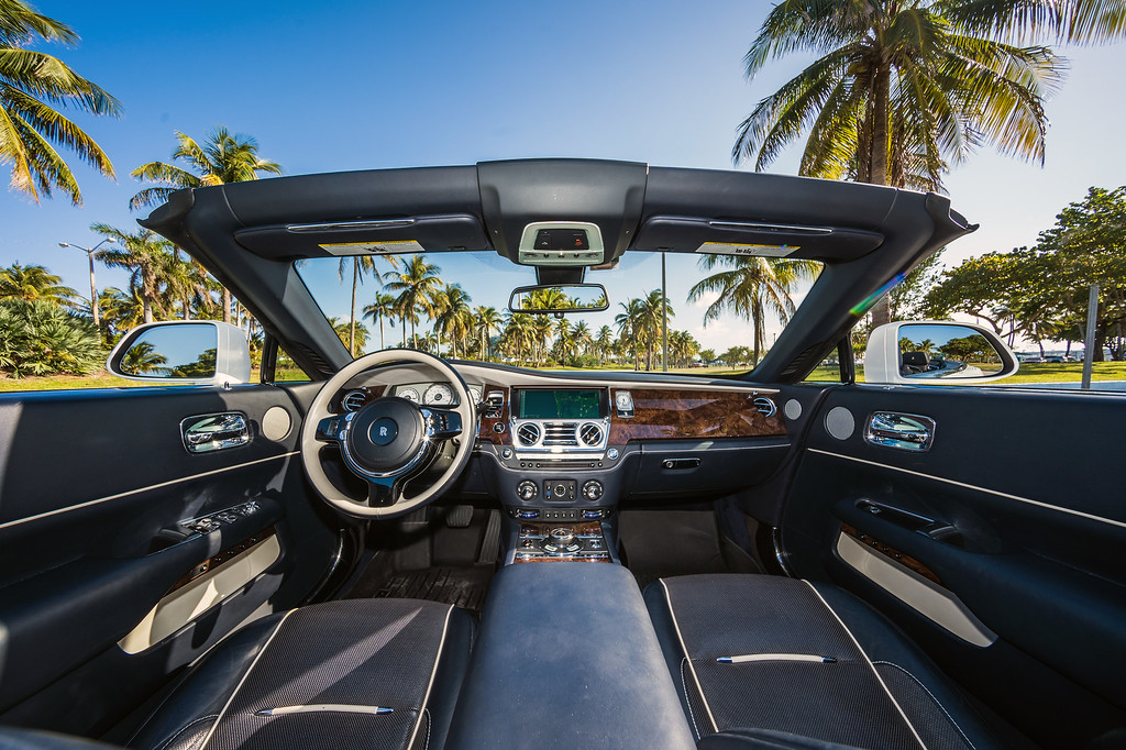 2019-ROLLS-ROYCE-DAWN-CONVERTIBLE-SILVERNAVYBLUE (4)