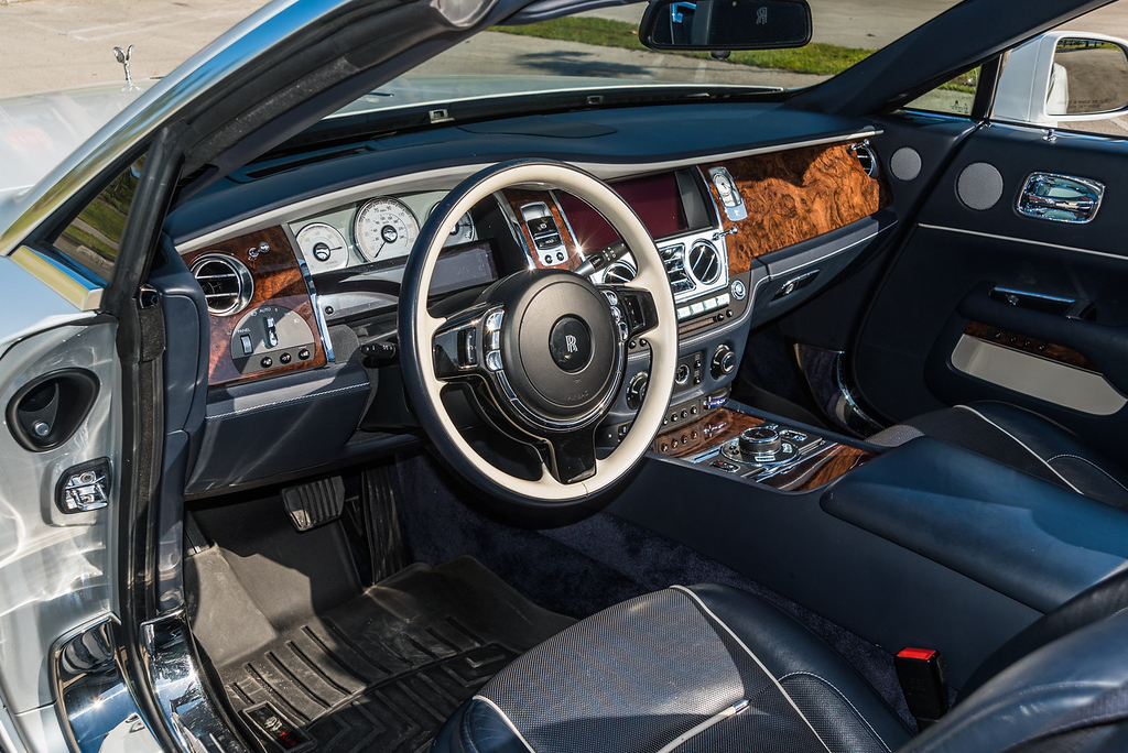 2019-ROLLS-ROYCE-DAWN-CONVERTIBLE-SILVERNAVYBLUE (5)