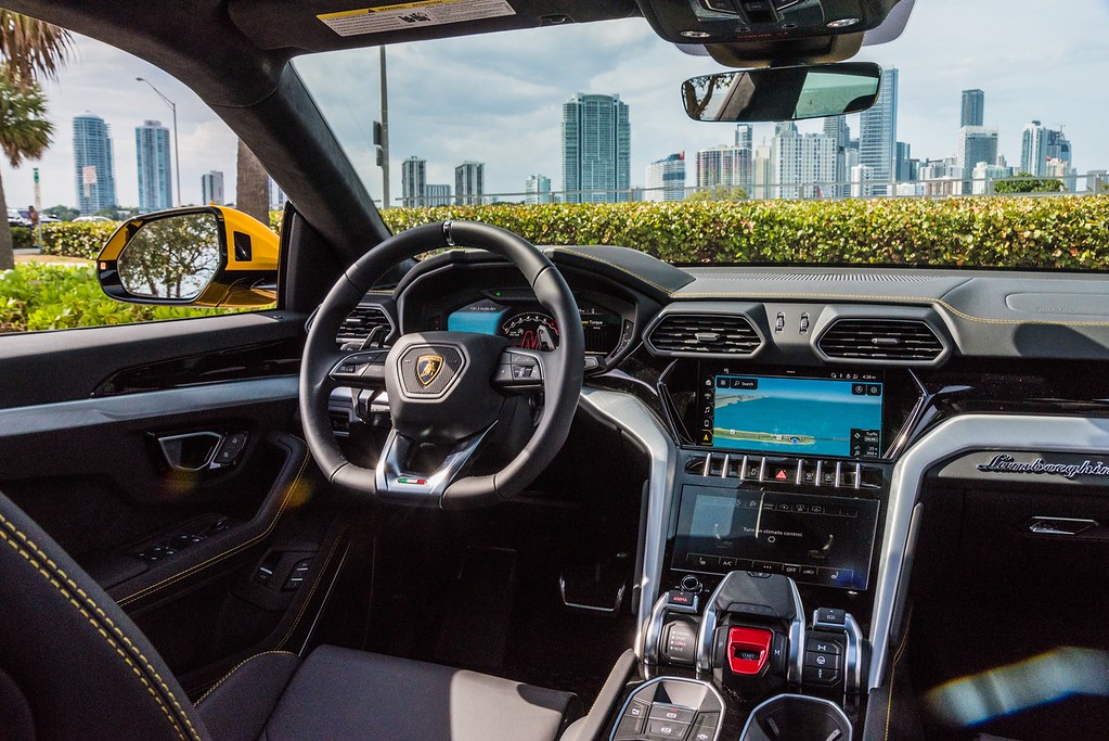 2022-LAMBORGHINI URUSYELLOWBLACK (16)