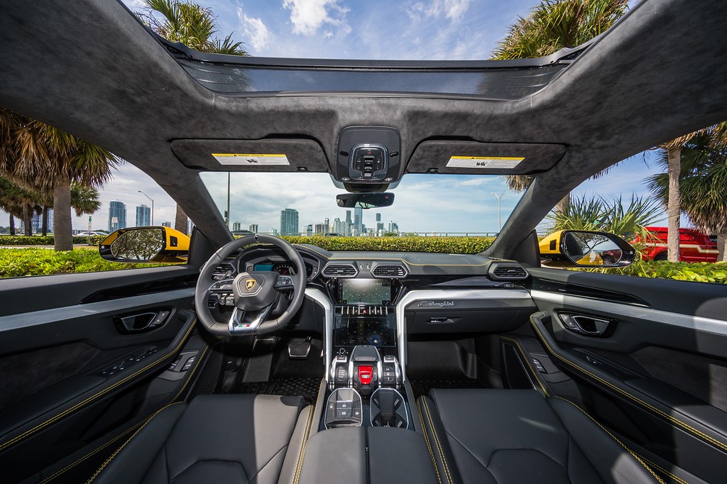 2022-LAMBORGHINI URUSYELLOWBLACK (24)