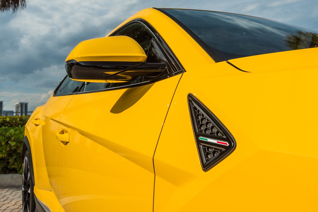 2022-LAMBORGHINI URUSYELLOWBLACK (37)
