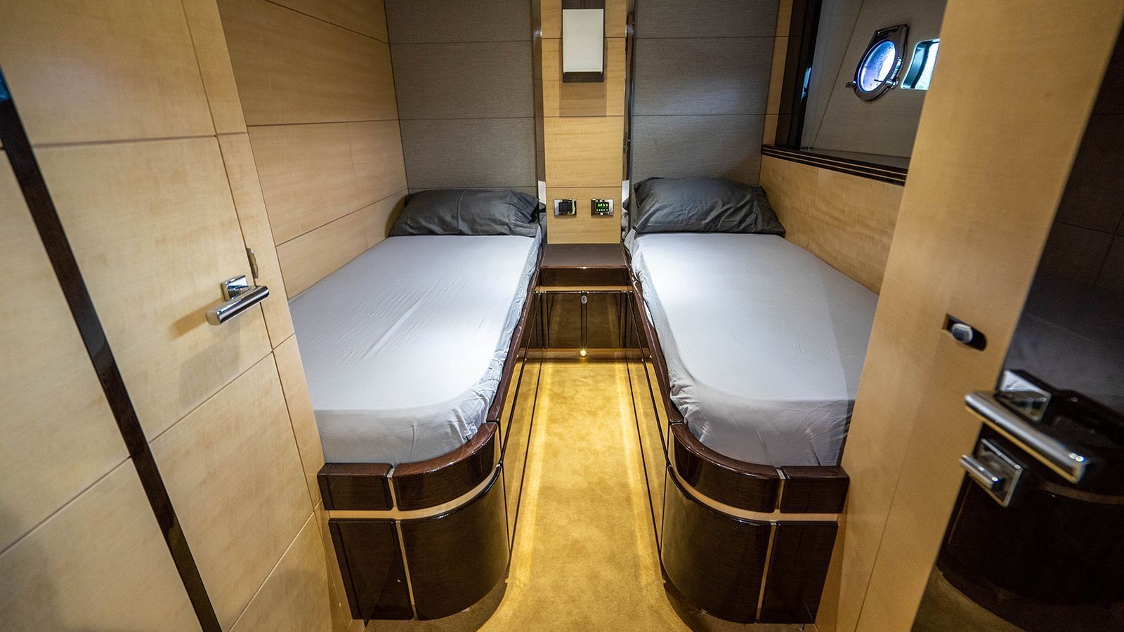 75SunseekerFlyBridge (18)