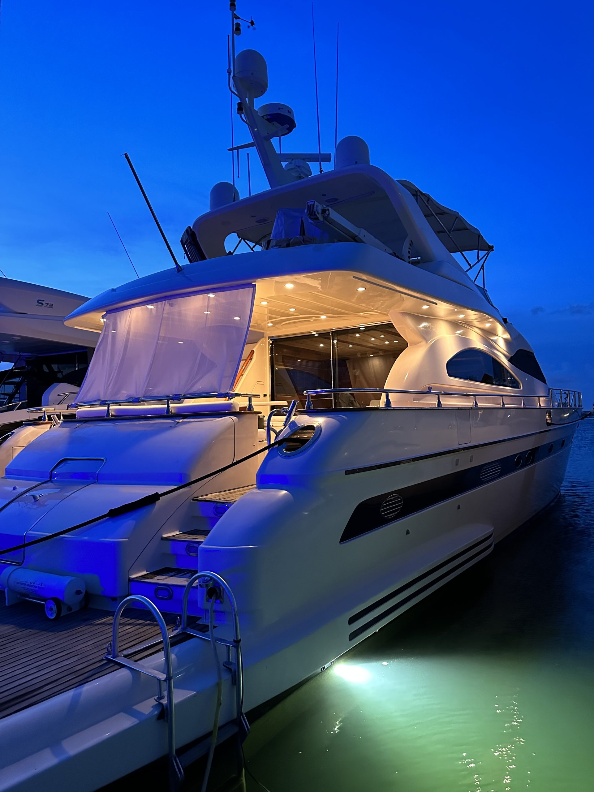 80LuxuryYacht (1)